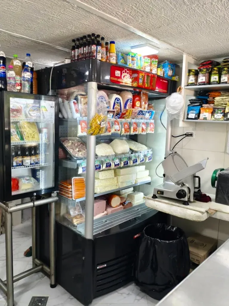 Se vende local comercial de 22 mts² con baño más fondo de comercio mobiliario nuevo y inventario  - 15