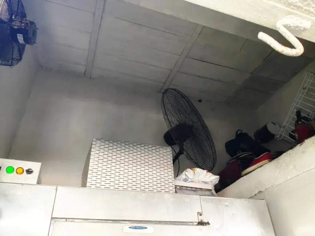 Se vende local comercial de 22 mts² con baño más fondo de comercio mobiliario nuevo y inventario  - 17