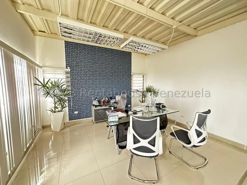 Comercial (Oficina) en Venta en Avenida El Milagro   24-11702