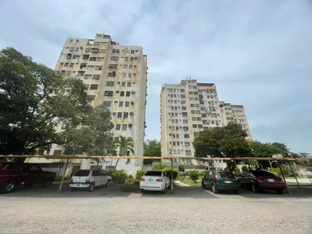 Vende Amplio Apartamento en Residencias Araguaney