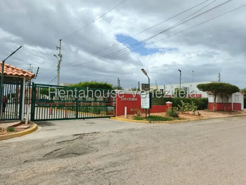 BR townhouse en venta en Camino de la Lagunita 27-983