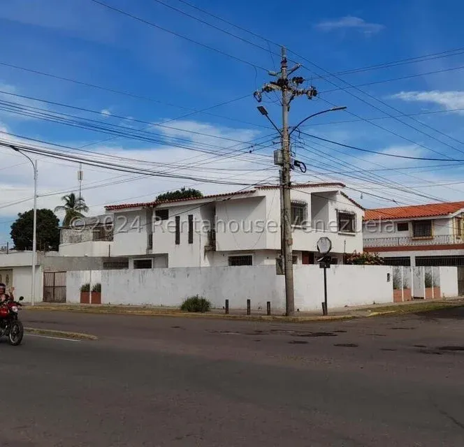 CASA EN VENTA, MARACAIBO URB. CANAIMA 25-1820 - 2