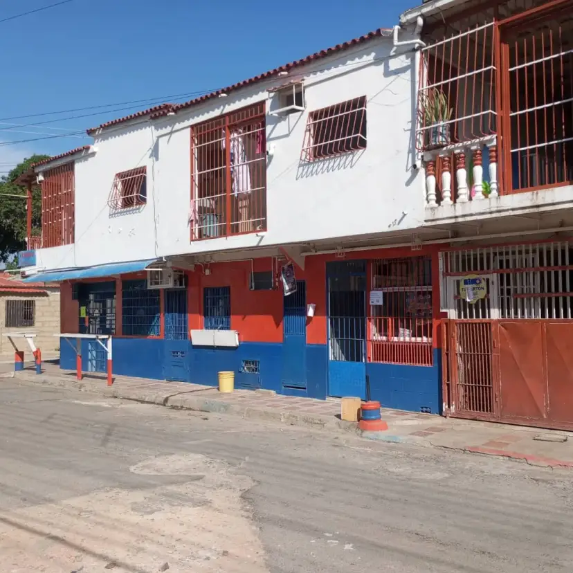 Se vende Casa Comercial en Zona Sur de Valencia 