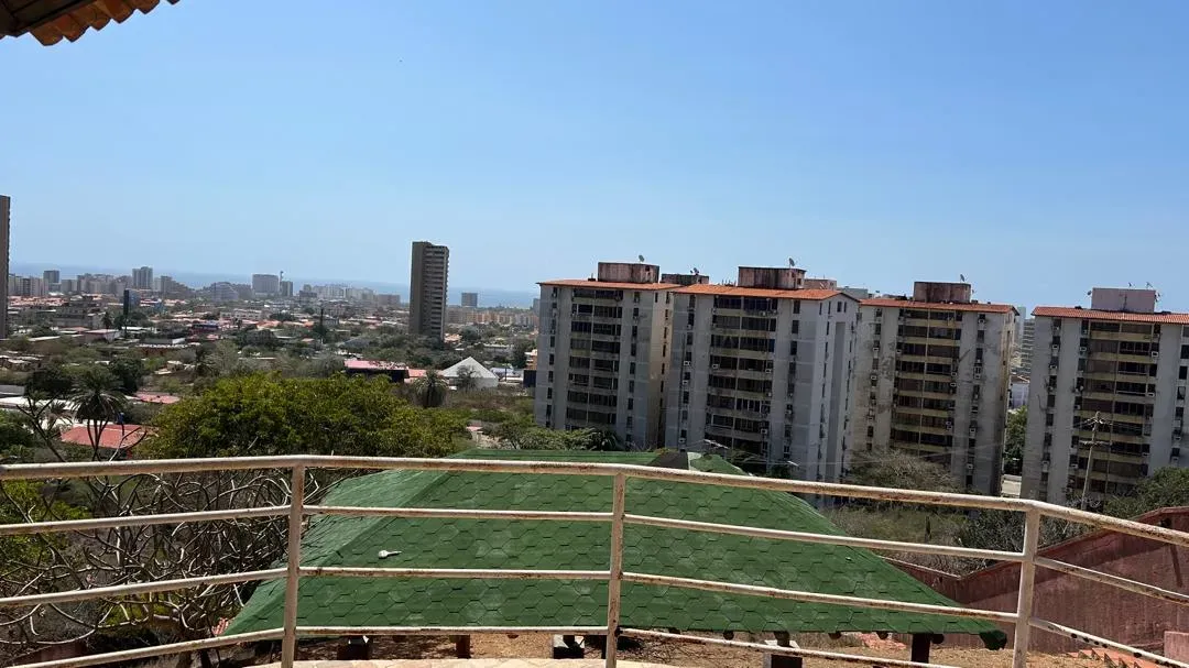 Amplia Casa Con Vista A La Ciudad - 2