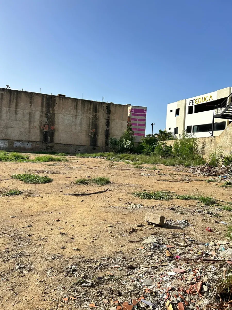 Terreno Con Excelente Ubicación,paralelo A La Av Bolívar - 3