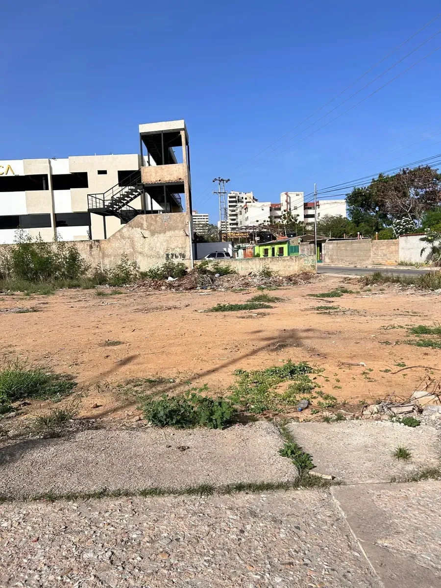 Terreno Con Excelente Ubicación,paralelo A La Av Bolívar - 5