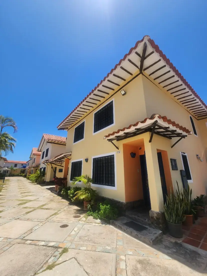 Dos propiedades integradas en una, conjunto residencial privado con piscina y planta eléctrica.