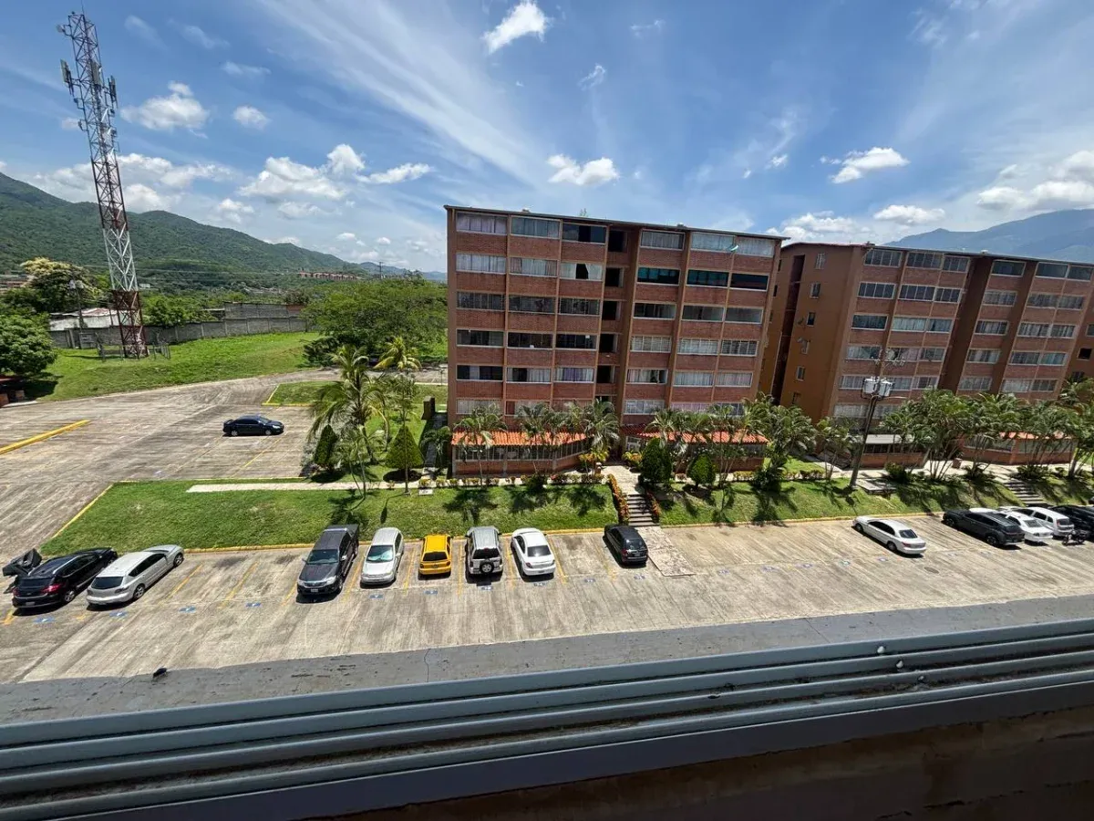 JI 27-1888. EN VENTA APARTAMENTO DE 76m2  EN OBRA LIMPIA UBICADO  EN GUATIRE - 5