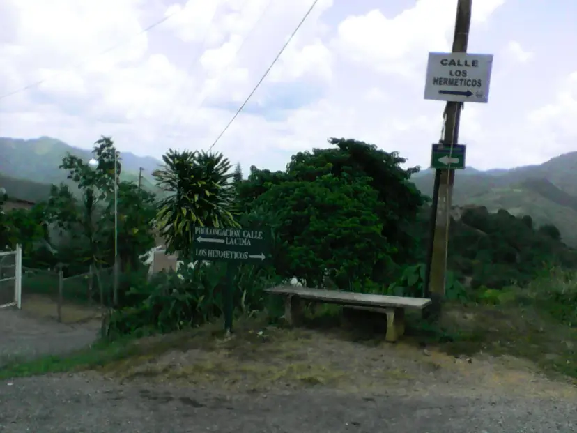 JI 27-3675. EN VENTA LOTE DE TERRENO DE 2.552 m2 UBICADO EN EL HATILLO.