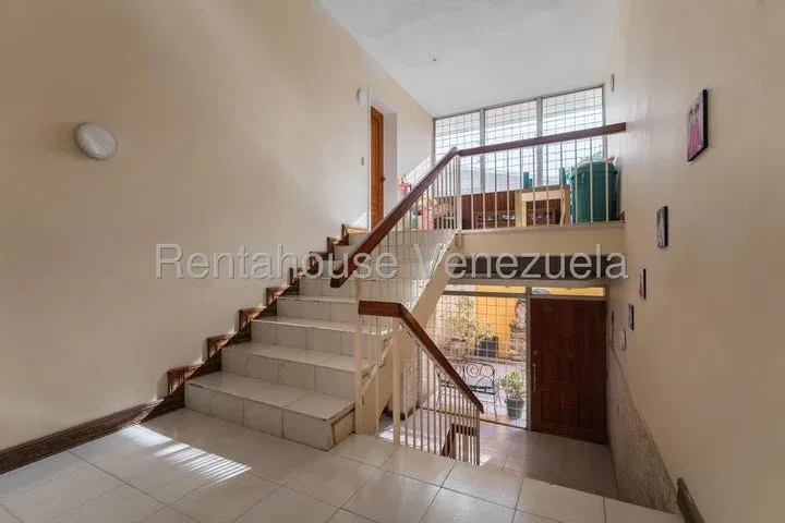 JI 27-4468. EN VENTA CASA DE 407 M2 UBICADA EN PRADOS DEL ESTE - 11