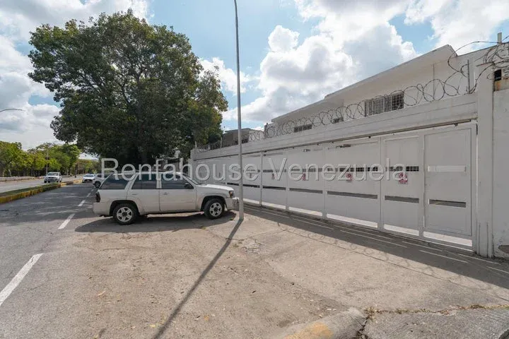 JI 26-19566. ALQUILER DE CASA COMERCIAL DE 1.000m2 UBICADA EN CHUAO. - 2