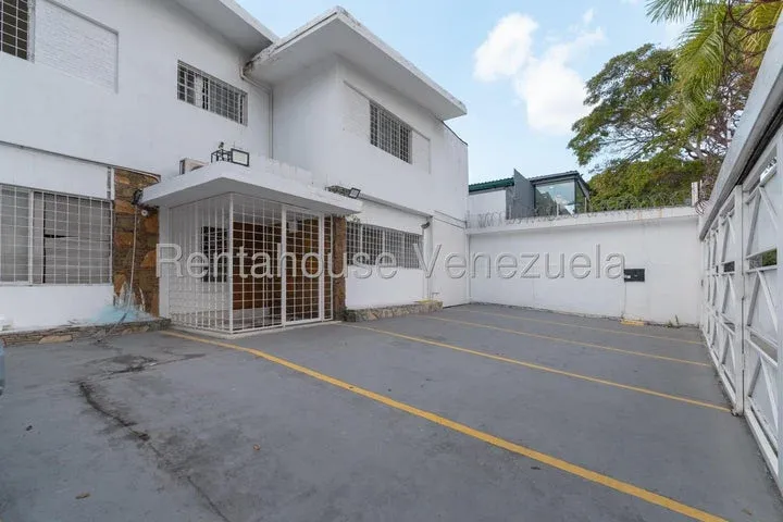 JI 26-19566. ALQUILER DE CASA COMERCIAL DE 1.000m2 UBICADA EN CHUAO. - 3