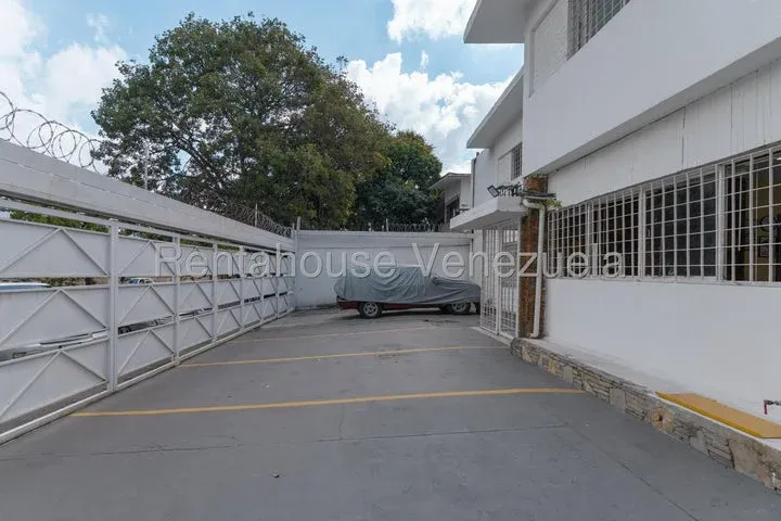 JI 26-19566. ALQUILER DE CASA COMERCIAL DE 1.000m2 UBICADA EN CHUAO. - 5