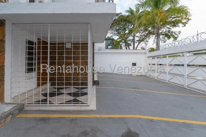 JI 26-19566. ALQUILER DE CASA COMERCIAL DE 1.000m2 UBICADA EN CHUAO. - 7