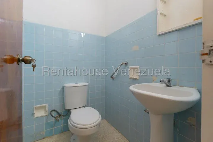 JI 26-19566. ALQUILER DE CASA COMERCIAL DE 1.000m2 UBICADA EN CHUAO. - 10