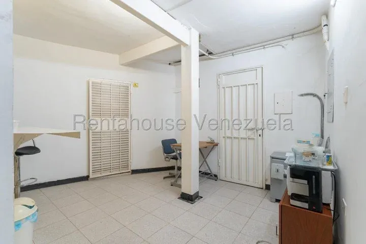 JI 26-19566. ALQUILER DE CASA COMERCIAL DE 1.000m2 UBICADA EN CHUAO. - 11