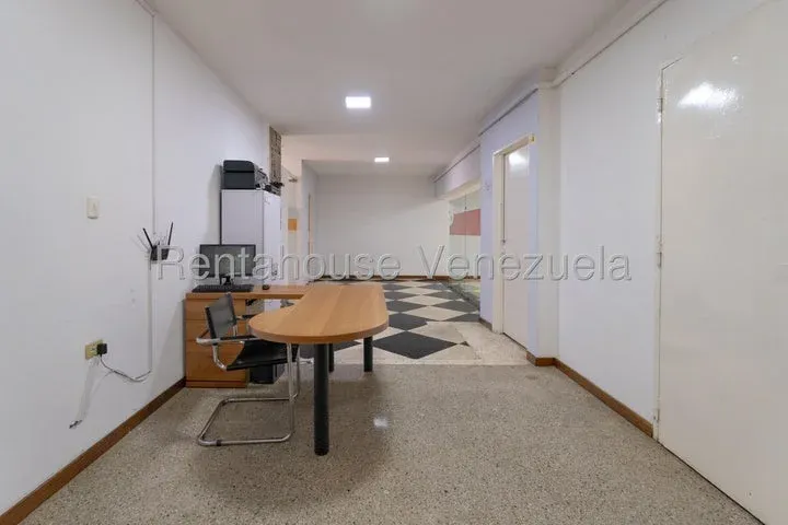 JI 26-19566. ALQUILER DE CASA COMERCIAL DE 1.000m2 UBICADA EN CHUAO. - 12
