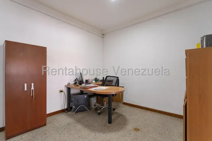 JI 26-19566. ALQUILER DE CASA COMERCIAL DE 1.000m2 UBICADA EN CHUAO. - 13