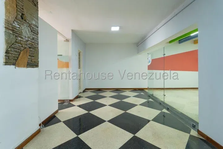 JI 26-19566. ALQUILER DE CASA COMERCIAL DE 1.000m2 UBICADA EN CHUAO. - 15