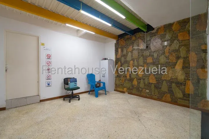 JI 26-19566. ALQUILER DE CASA COMERCIAL DE 1.000m2 UBICADA EN CHUAO. - 17