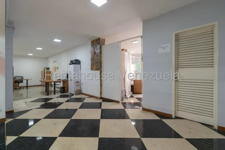 JI 26-19566. ALQUILER DE CASA COMERCIAL DE 1.000m2 UBICADA EN CHUAO. - 18