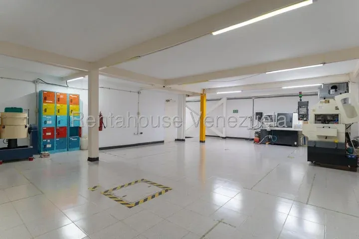 JI 26-19566. ALQUILER DE CASA COMERCIAL DE 1.000m2 UBICADA EN CHUAO. - 20
