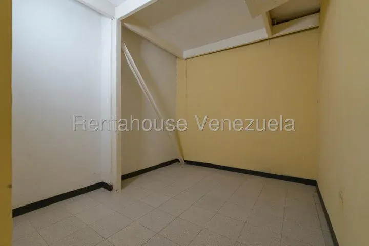 JI 26-19566. ALQUILER DE CASA COMERCIAL DE 1.000m2 UBICADA EN CHUAO. - 22