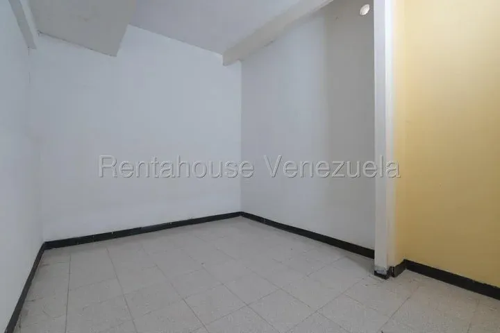 JI 26-19566. ALQUILER DE CASA COMERCIAL DE 1.000m2 UBICADA EN CHUAO. - 23