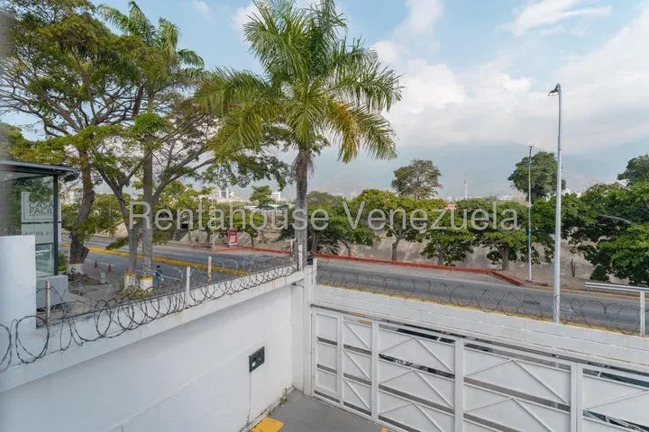 JI 26-19566. ALQUILER DE CASA COMERCIAL DE 1.000m2 UBICADA EN CHUAO. - 25