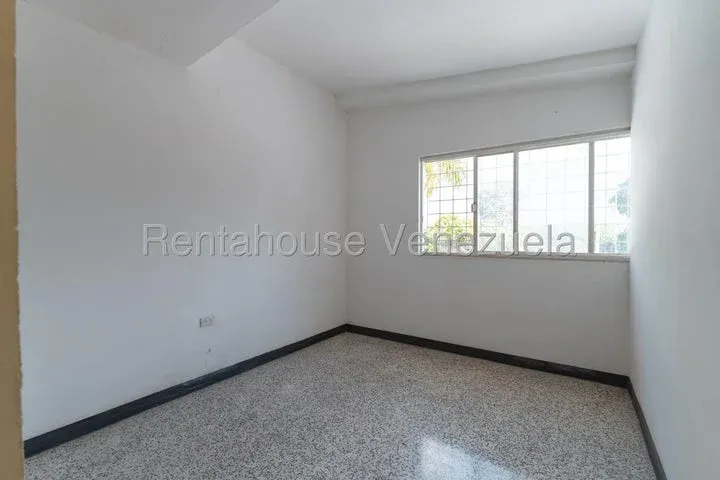 JI 26-19566. ALQUILER DE CASA COMERCIAL DE 1.000m2 UBICADA EN CHUAO. - 27
