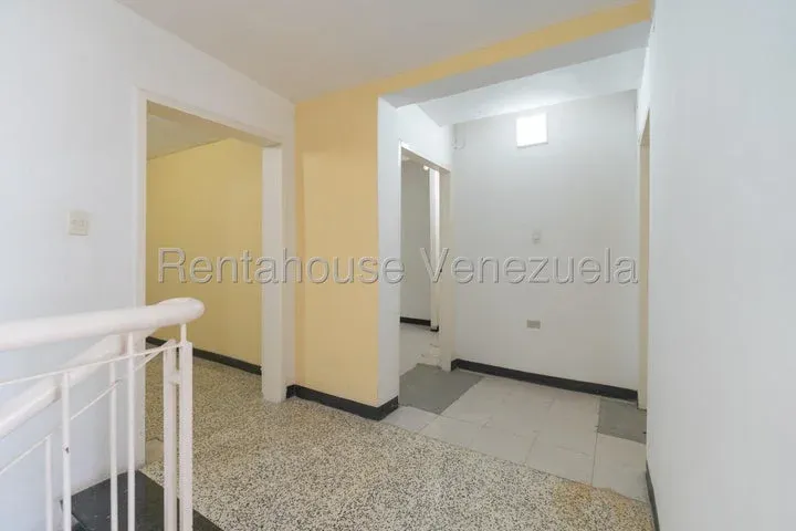 JI 26-19566. ALQUILER DE CASA COMERCIAL DE 1.000m2 UBICADA EN CHUAO. - 28