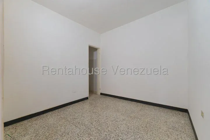 JI 26-19566. ALQUILER DE CASA COMERCIAL DE 1.000m2 UBICADA EN CHUAO. - 30