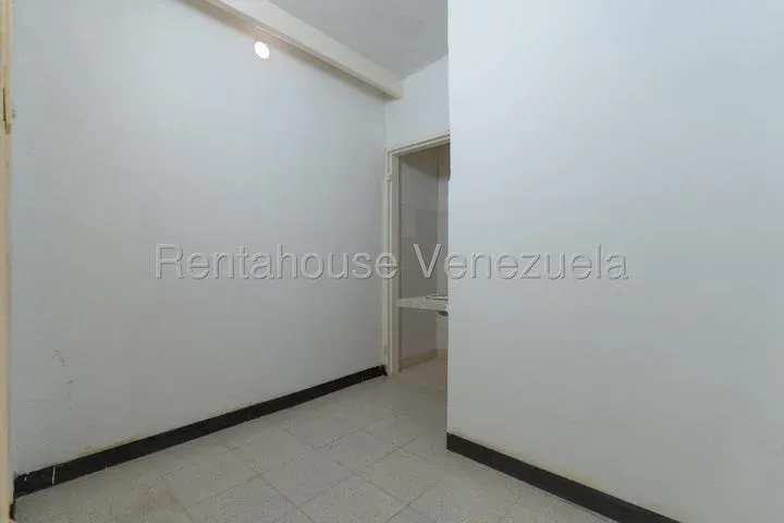 JI 26-19566. ALQUILER DE CASA COMERCIAL DE 1.000m2 UBICADA EN CHUAO. - 32