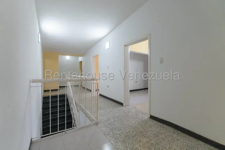 JI 26-19566. ALQUILER DE CASA COMERCIAL DE 1.000m2 UBICADA EN CHUAO. - 33