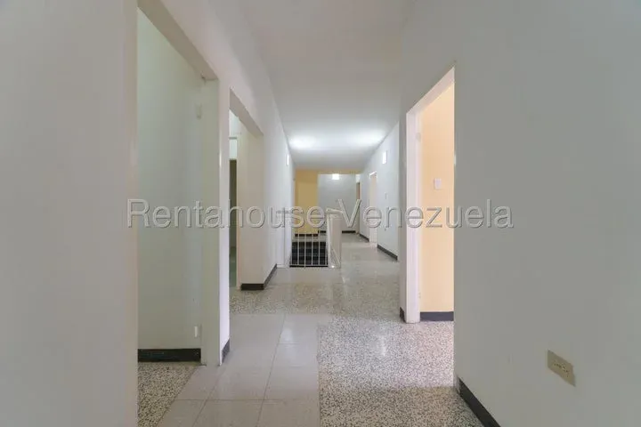 JI 26-19566. ALQUILER DE CASA COMERCIAL DE 1.000m2 UBICADA EN CHUAO. - 34
