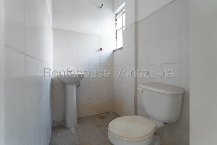 JI 26-19566. ALQUILER DE CASA COMERCIAL DE 1.000m2 UBICADA EN CHUAO. - 36