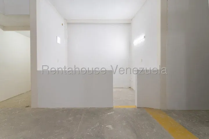 JI 26-19566. ALQUILER DE CASA COMERCIAL DE 1.000m2 UBICADA EN CHUAO. - 37