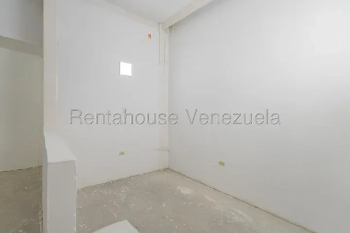 JI 26-19566. ALQUILER DE CASA COMERCIAL DE 1.000m2 UBICADA EN CHUAO. - 38
