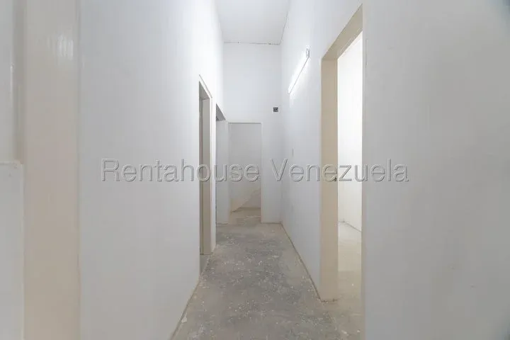 JI 26-19566. ALQUILER DE CASA COMERCIAL DE 1.000m2 UBICADA EN CHUAO. - 39