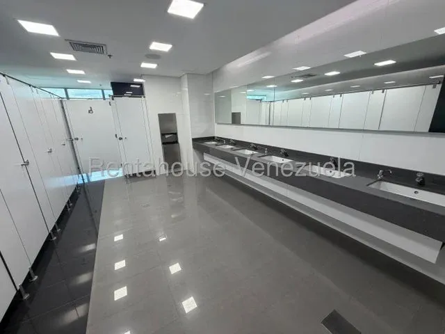 JI 27-4228. ALQUILER DE OFICINA COMERCIAL DE 199m2 UBICADO EN LAS MARCEDES. - 32