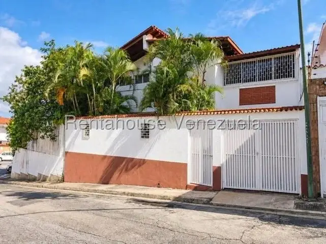 JI 27-6048. EN VENTA CASA DE 420M2 (2 NIVELES) UBICADA EN ALTO PRADO