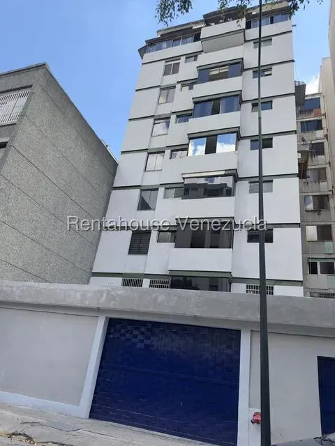 JI 27-6229. EN VENTA APARTAMENTO DE 100M2 REMODELADO, UBICADO EN LA ZONA DE CHACAO.