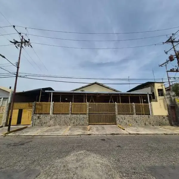 En Venta Galpon Totalmente Techado Zona Industrial La Quizanda En Valencia.   Cuenta con 1513 mts2