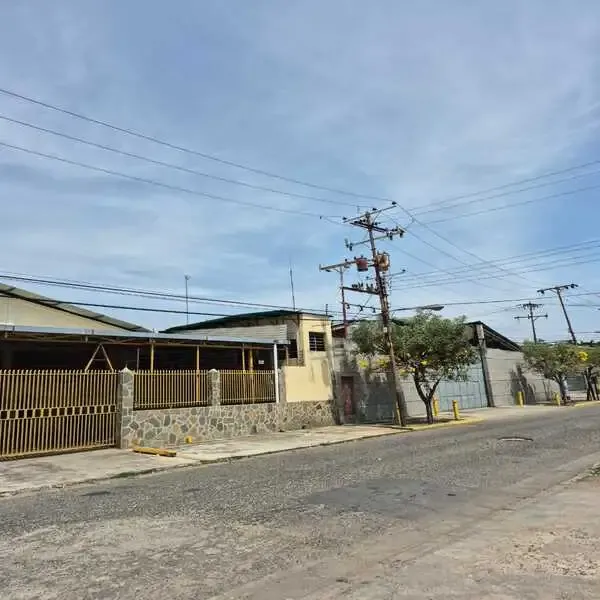 En Venta Galpon Totalmente Techado Zona Industrial La Quizanda En Valencia.   Cuenta con 1513 mts2 - 2