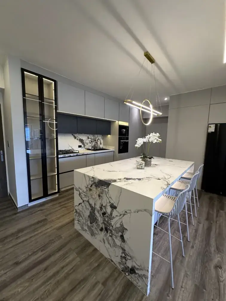 EN VENTA APARTAMENTO MODERNO EN LA TRIGALEÑA BAJA EDIF CON PLANTA ELECTRICA 50% Y POZO DE AGUA