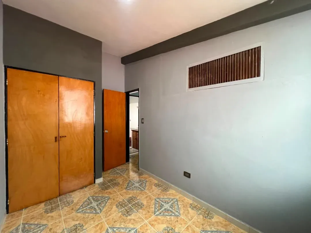En Venta Casa de 3 Niveles ubicada en Urb. Sabana Larga Valencia Cerca de 4 Avenidas - 15