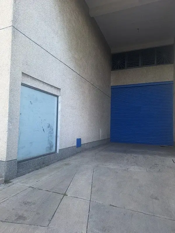 SE ALQUILA LOCAL CON GALPON EN CC MM´S ZONA IND. CASTILLITO  DE 900m2