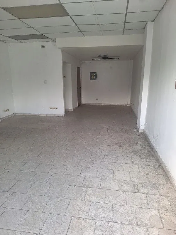 SE ALQUILA LOCAL CON GALPON EN CC MM´S ZONA IND. CASTILLITO DE 900m2 - 4