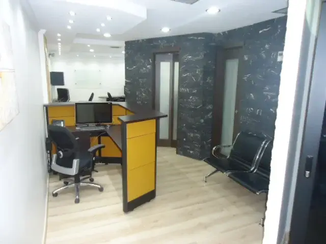SE ALQUILA MODERNA OFICINA AMOBLADA EN  PREBO 