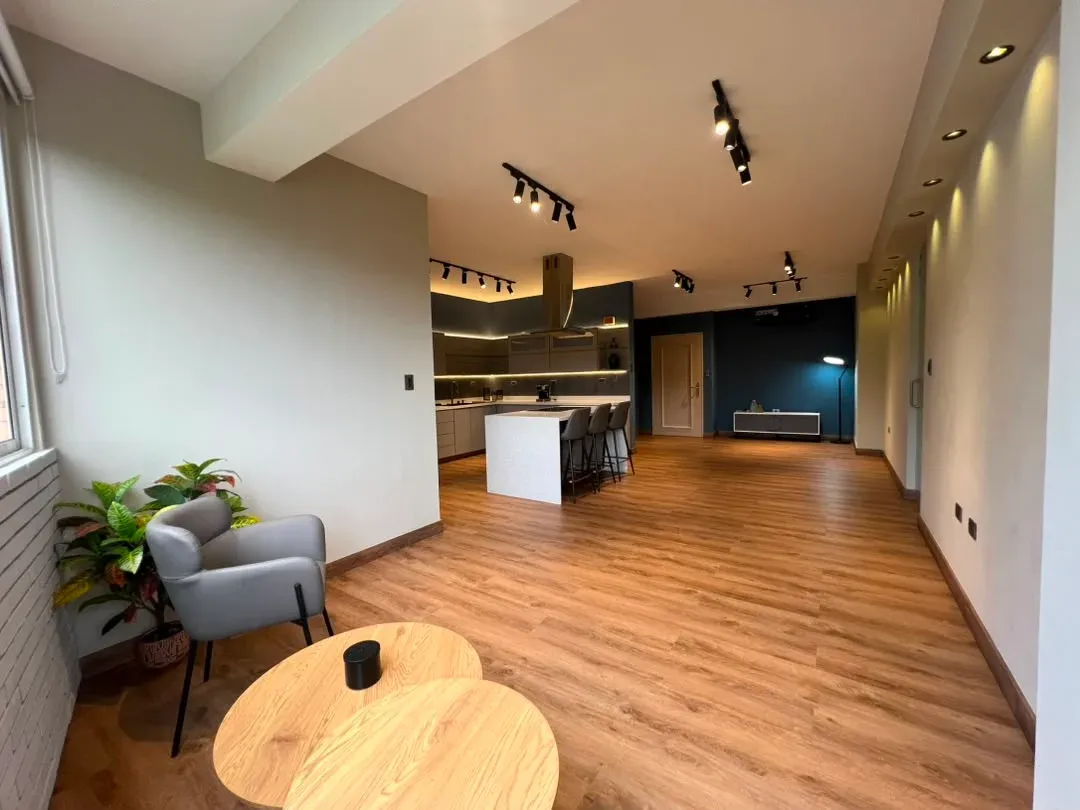 En Venta Apartamento Moderno con Planta 100% en urb Los Mangos, Res. Costa del Sol. - 2